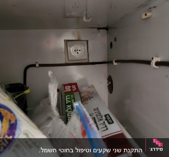 שקע חשמל עם חוטים בתוך ארון